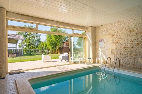 La Gripperie-Saint-Symphorien Casa | Gite de Groupe piscine intérieure