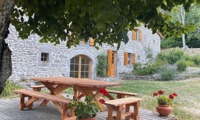 Fayet-Ronaye Casa | Gite 4⭐️en Auvergne, in the heart of nature, linen included, sleeps 12