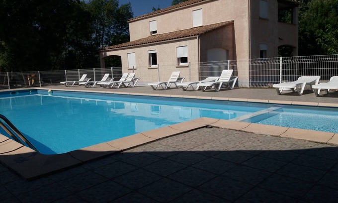 Lablachere Apartamento | GITE ARDECHE TENIS EN LA PISCINA DEL SUR