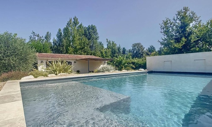 Noves Apartamento | Gite au Calme Avec Piscine