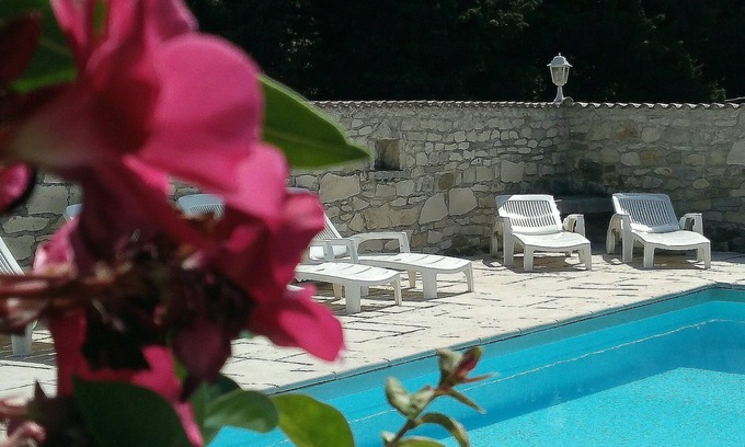 Grospierres Casa | Casa rural clasificada 3 estrellas *** con piscina climatizada cerca de las gargantas de l'Ardèche