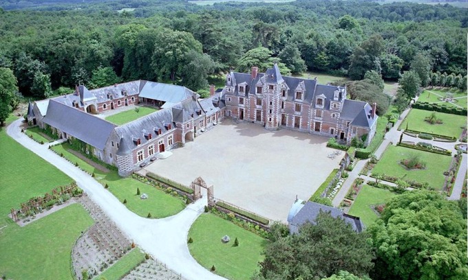 Vernou-sur-Brenne Apartamento | GITE DANINOU; meublé 3 chambres avec terrasse (1er étage du château) , salon et cuisine ouverte