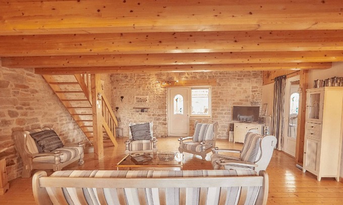 Villette-les-Arbois Cabaña | Gite des flâneurs du Jura: Large holiday home for 15 people near Arbois. Land, c