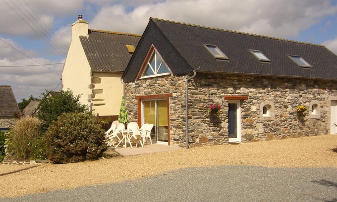 Le Cloitre-Saint-Thegonnec Casa | Gîte 'Entre Terre Et Mer' with Terrace and Wi-Fi