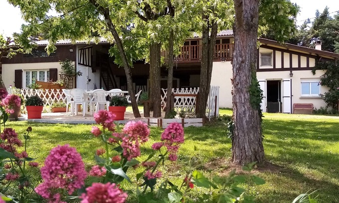 Puydarrieux Casa | Casa rural Grand Jardin casa rural gran lago