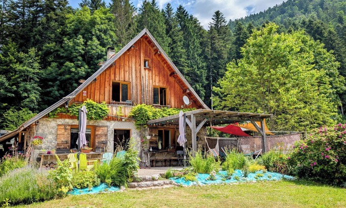Saint-Pierre-d'Entremont Cabaña | Casita de campo 'Au Chalet Du Planolet' con vistas a la montaña, terraza y jardín