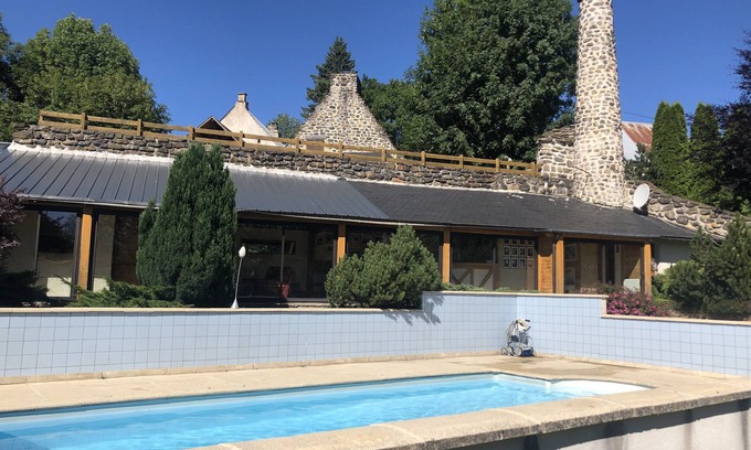 Saint-Alyre-es-Montagne Casa | Casa rural de 100 m2 frente a la piscina.