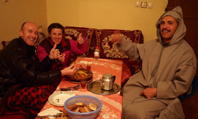 Azrar Casa | la ubicación del sitio casa panorama es la ciudad imlil en el Alto Atlas. Propietario de la familia bereber.