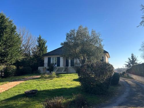 Fontaine-le-Comte Casa | Gîte Jumapi family house with swimming pool