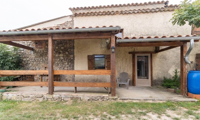 Bessas Cabaña | Gîte 'La Bergerie - Le Mas De Peyraube' with shared pool, communal garden and Wi-Fi