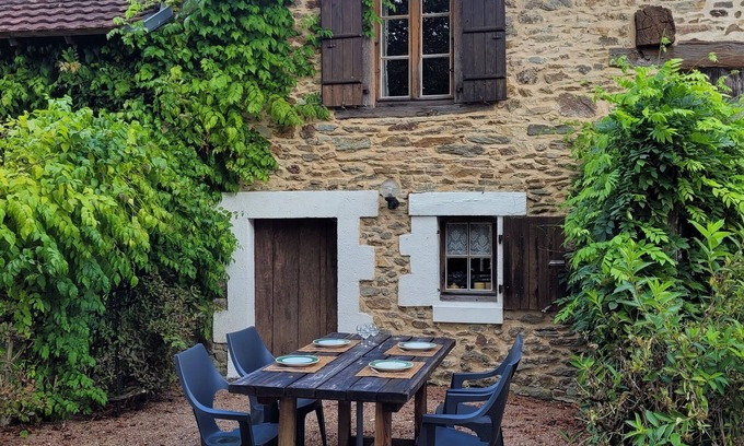 Saint-Saud-Lacoussiere Casa | Gite La Cave; stylish and comfortable countryside house