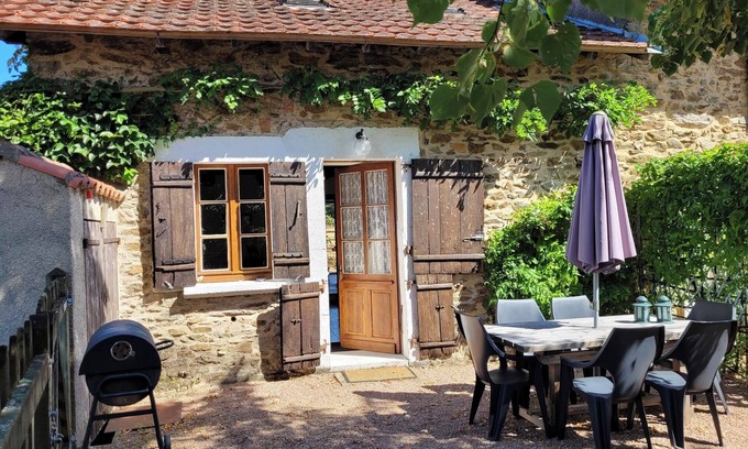 Saint-Saud-Lacoussiere Casa | Gite La Vigne; charming authentic renovated farmhouse in Dordogne