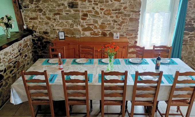 Chavagnes-en-Paillers Casa | Gîte La Morinière with its terrace and enclosed garden without any vis-à-vis.