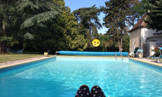 Francueil Casa | La casa del mundo con piscina compartida, WIFI & BBQ