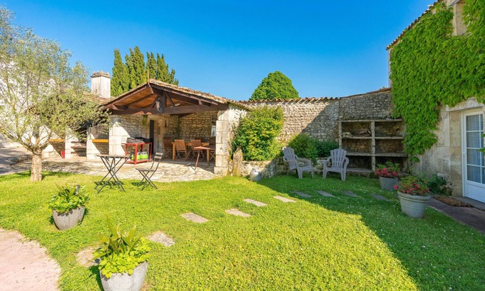 Saint-Romain-de-Benet Cabaña | Casita de campo 'Gîte Le Chai' con piscina compartida, Wi-Fi y aire acondicionado