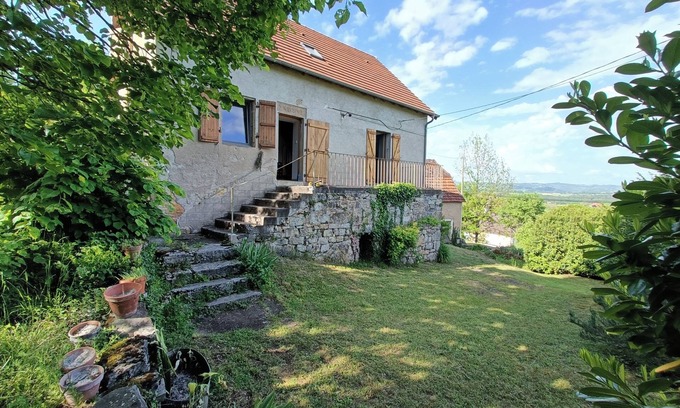 Branceilles Casa | Gîte Le Salon - Casa con vista panorámica, terraza y jardín.