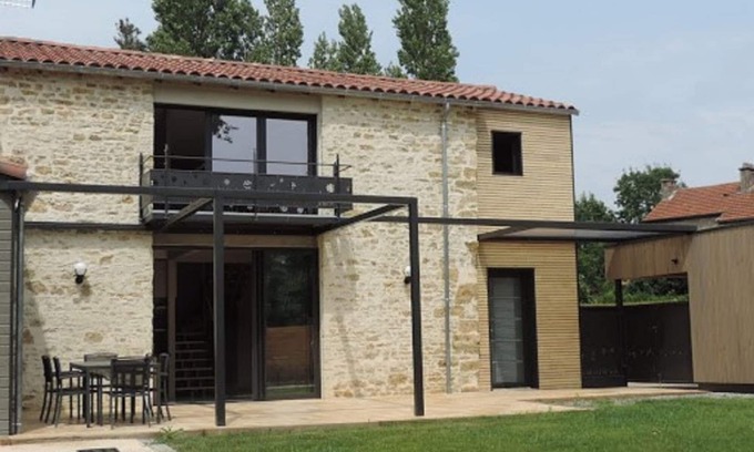 Bourneau Casa | Casa rural situada a 8 km de la salida 7/1 de la autopista 83.