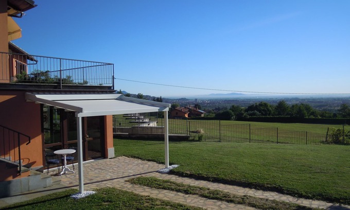 San Secondo di Pinerolo Casa | Casa rural en la colina, para vivir en cualquier época del año, con piscina durante el verano.