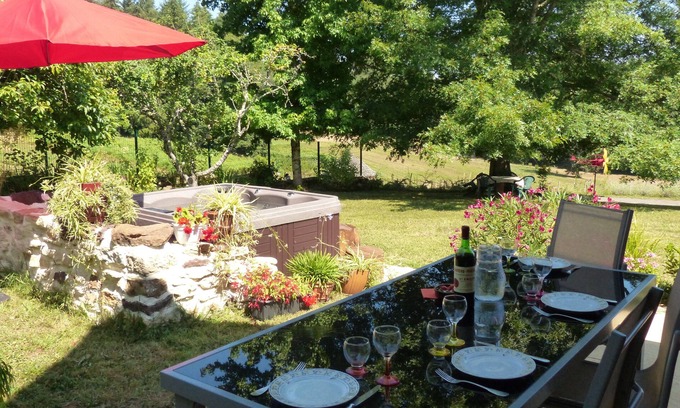 Frayssinet-le-Gelat Casa | Casa rural al borde del bosque, casa con jacuzzi.