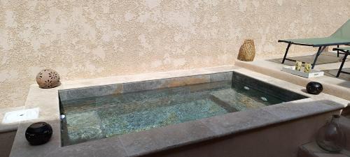 Graveson Casa | Gite pour deux avec bassin relaxant sans vis a vis
