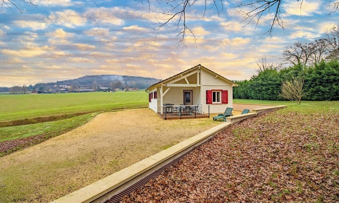 Montignac Casa | Gîte Prairie – Encanto y Tranquilidad en el Périgord Noir, Piscina Compartida, Terraza y Naturaleza