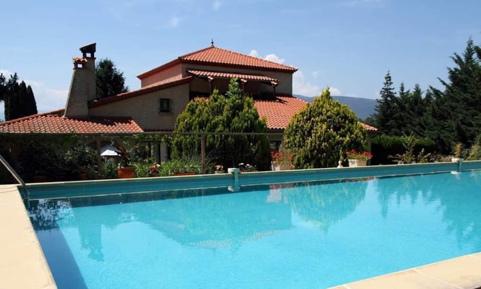 Vernet-les-Bains Cabaña | Alquiler de casas rurales y B & B en las estribaciones de la montaña del Canigó con piscina.