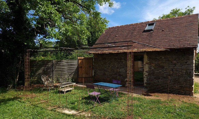 Loubressac Apartamento | Gîte/Studio sleeps 2 with enclosed garden (pets welcome) and large shower.