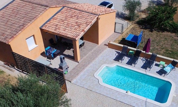 Saint-Marcel-de-Careiret Cabaña | Albergue con piscina privada.