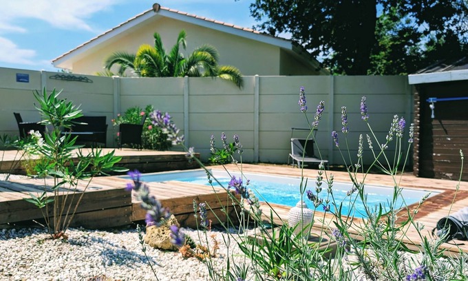 Cussac-Fort-Medoc Casa | Gîte with heated swimming pool View of vineyards