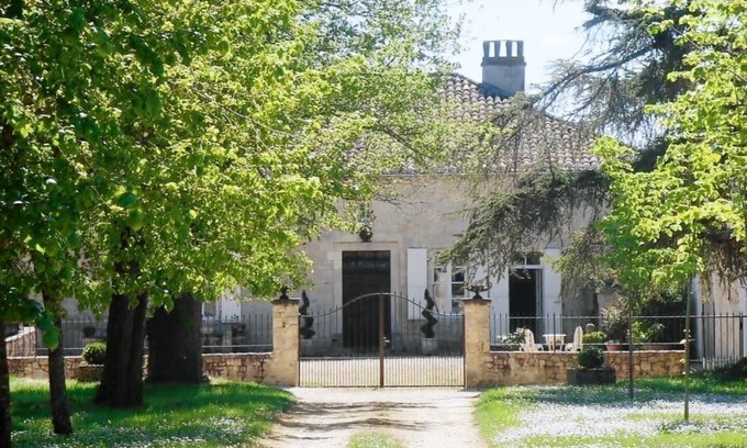 Mauroux Casa | Gite with large swimming pool, play area, adapted for wheelchair users. Quality bedding.