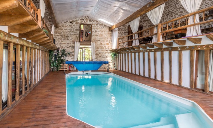 Jouillat Casa | Cabaña inusual con piscina cubierta climatizada, privada, estanque, animales.