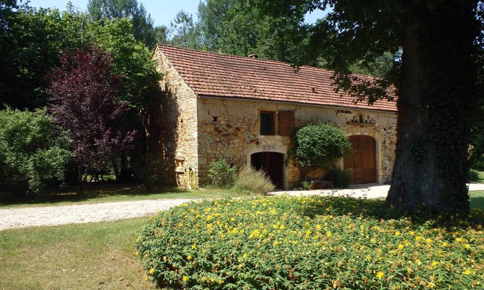 Montclera Casa | tranquila casa de campo con piscina
