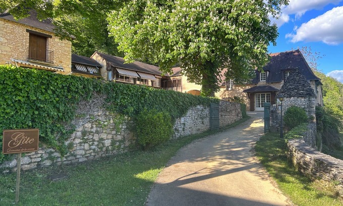 Montignac Casa | Gites de Charme 18 Personnes Avec Tennis Dans un Parc de 2 ha . Idéal Familles