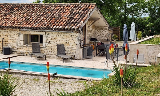 Labastide-Marnhac Casa | Gites du Moulin, casa unifamiliar, piscina climatizada con vistas.