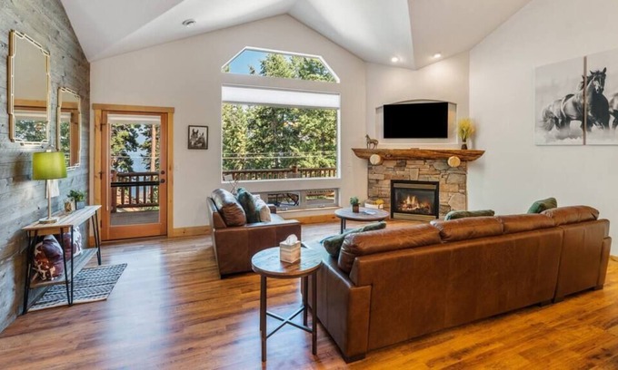 Somers Cabina | Glacier Getaway | Lakeside Views | Sleeps 8