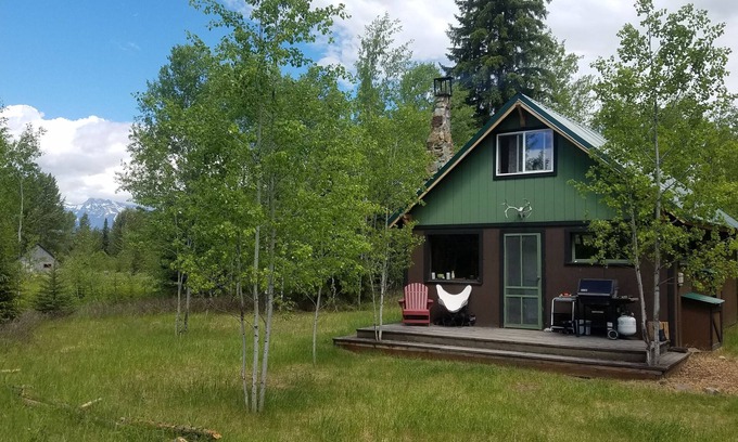 Polebridge Cabina | "The Cutthroat Cabin" - Pasos desde el salvaje y pintoresco río North Fork Flathead River