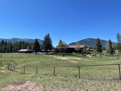 Coram Complejo | Glacier Homestead