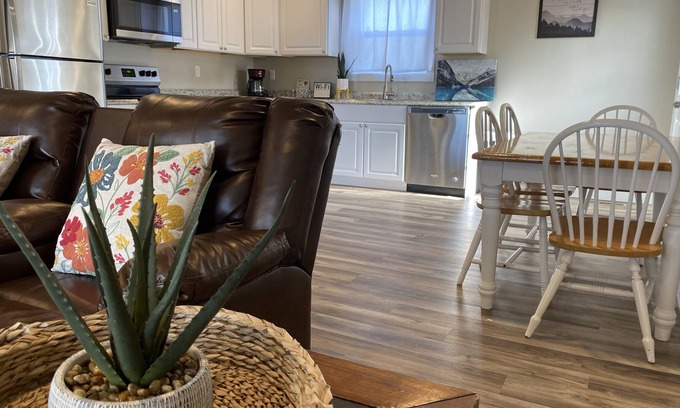 Evergreen Cabaña | Glacier Rose Cottage! 30 Minutes from Whitefish Mountain Skiing!