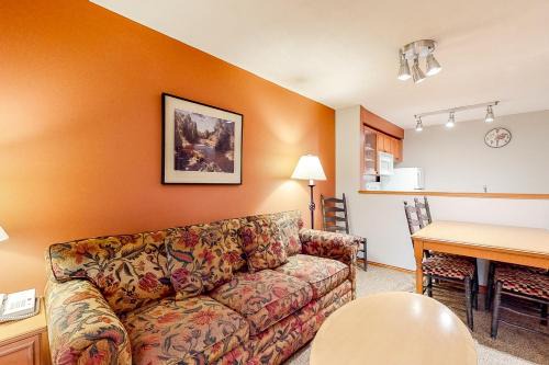 Village North Apartamento | Glacier's Reach 115