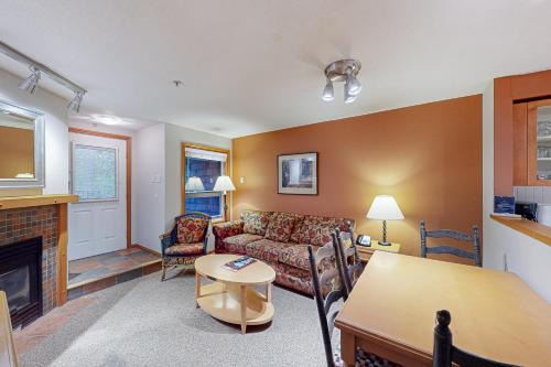 Village North Apartamento | Glacier's Reach 115b