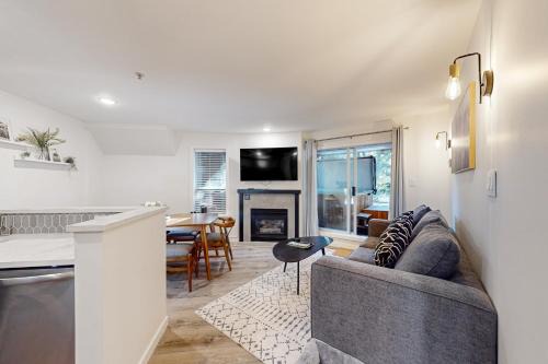 Village North Apartamento | Glacier's Reach 122