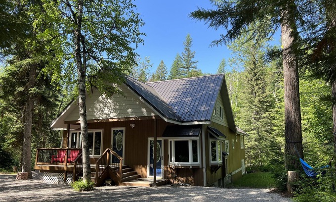 Agpar Casa | Glacier Snow Fox Lodge - Inside Glacier Park - Creek-front