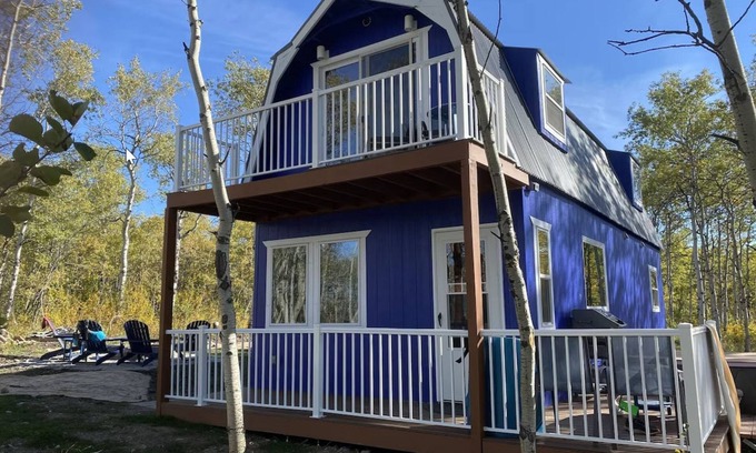Babb Cabina | Glacier Summit - Spacious, New & Modern Villa Overlooking the Forest & Rockies