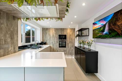 Welford Casa | Glade House-3-Bed Home with Free Parking I Free Wifi I 65-inch TV
