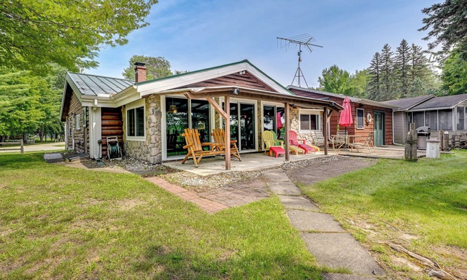 Gladwin Cabaña | Gladwin Lakefront Cottage w/ Deck, Grill!