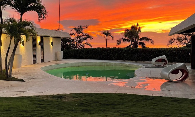 Honolulu Casa | Glam Mid Century Modern 4-bedroom oceanfront estate in wonderful Honolulu