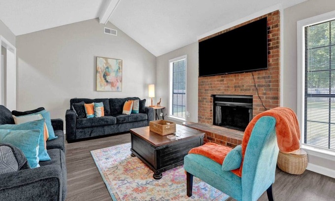 Ellendale Casa | Glamorous 3BR 2BA Home · Spacious Fenced Backyard