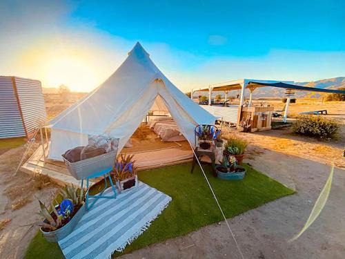 New Cuyama Otro | Glamorous California Campsite Retreat with Great Views