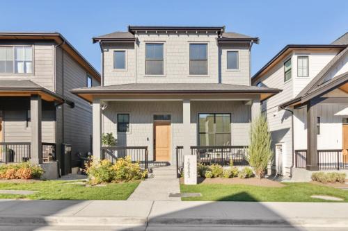 Willoughby Casa | Glamorous, Luxurious & Stylish Family Home, Near Vancouver