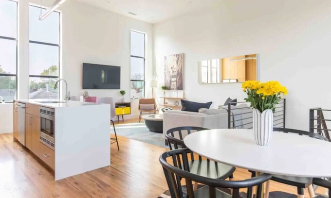 Knox - Henderson Casa | Glamorous Perfectly Located Deluxe 2 Bed Townhome